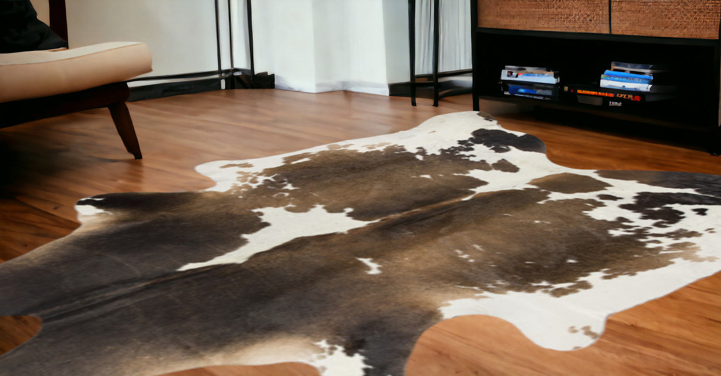 5' x 7' Light Brown and White Cowhide Hand Knotted Area Rug